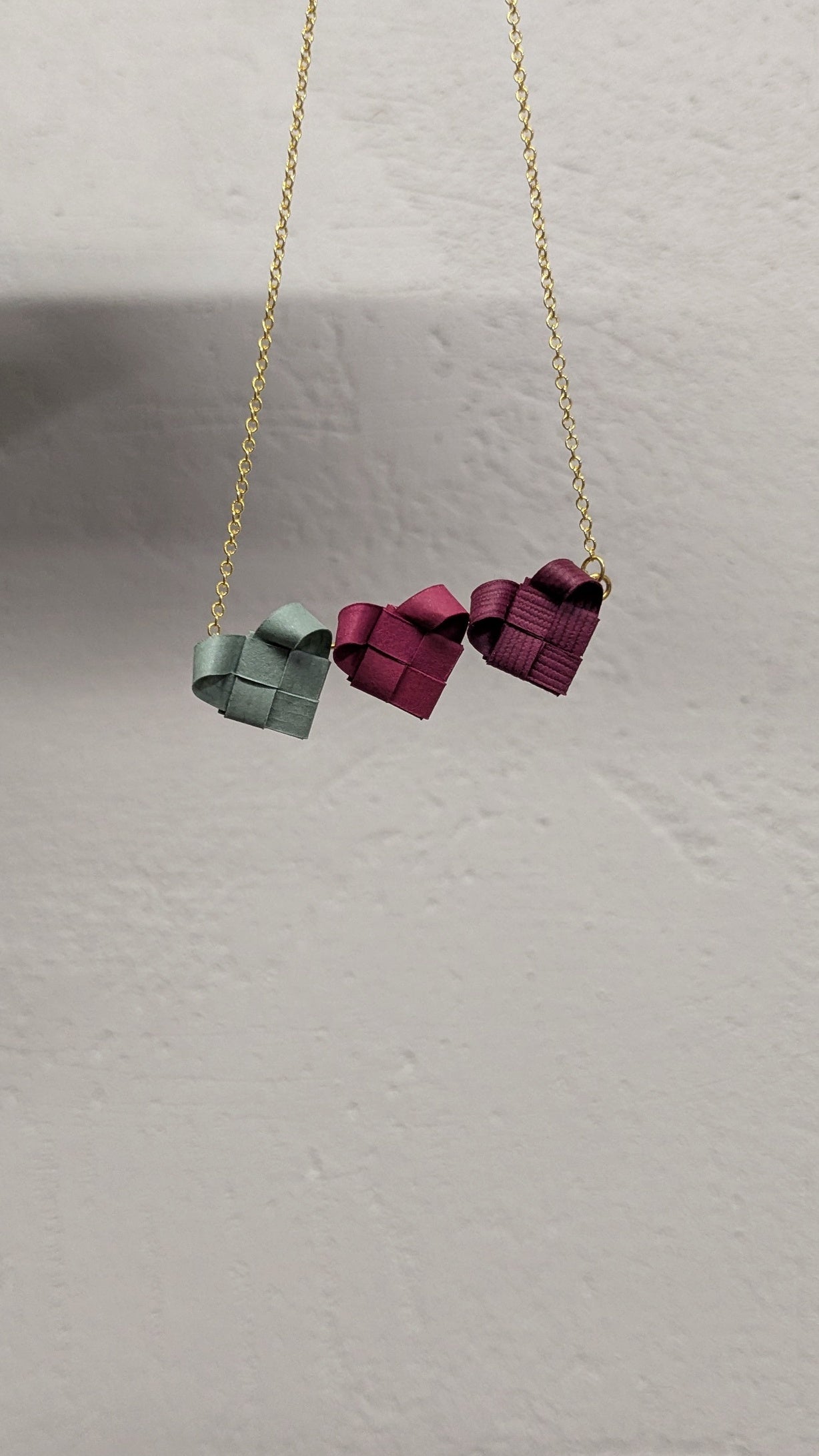 Halsband "INTRECCI" - 3 hjärtan